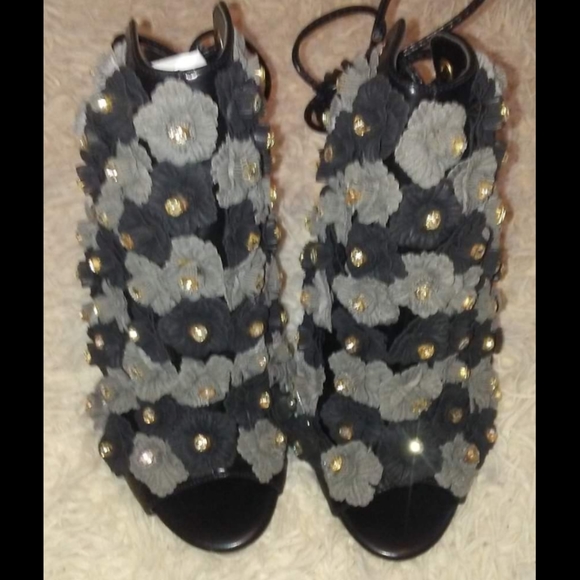 Black & grey Rose High heel Shoes (price firm) - Picture 1 of 4